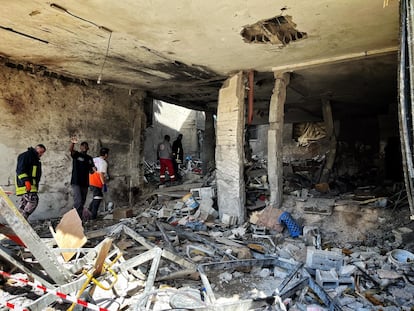 Interior del café bombardeado en el campo de refugiados de Tulkarem (Cisjordania), este viernes.