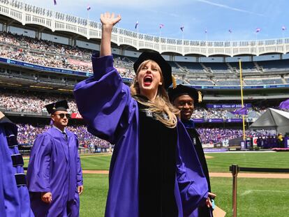 La cantante Taylor Swift, durante la ceremonia de graduación de la Universidad de Nueva York en el Yankee Stadium, este miércoles.