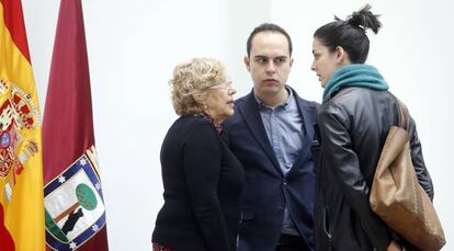 Manuela Carmena con los ediles de Ahora Madrid, Rita Maestre y José Manuel Calvo.