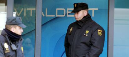 Un policía en la puerta de la clínica Vitaldent de la calle Albalá, en Madrid.
