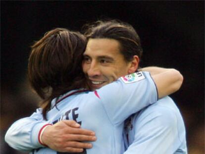 Pablo Contreras, del Celta de Vigo, celebra su gol con Diego Placente en el estadio de Balaidos.