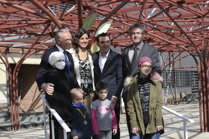 Isidre Fain&eacute;, presidente de La Caixa, el jugador del FC Barcelona Xavi Hern&aacute;ndez y su mujer en el inicio de las obras del nuevo hospital. 