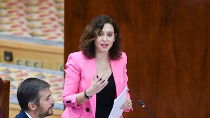 La presidenta de la Comunidad de Madrid, Isabel Díaz Ayuso, interviene durante un pleno en la Asamblea de Madrid.