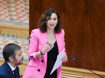 La presidenta de la Comunidad de Madrid, Isabel Díaz Ayuso, interviene durante un pleno en la Asamblea de Madrid.