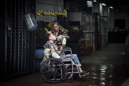 Una madre da de beber agua a su hijo postrado en una silla de ruedas. La Oficina del Alto Comisionado de las Naciones Unidas para los Derechos Humanos, ACNUDH, en un informe del 9 de febrero hace un llamado urgente “al Gobierno venezolano a que tome medidas para enfrentar la crisis, y a la comunidad internacional a apoyar medidas que eviten una tragedia de grandes proporciones”.