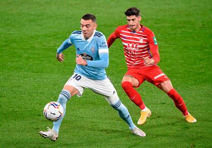 Iago Aspas controla el balón este domingo en Balaídos ante Carlos Neva.