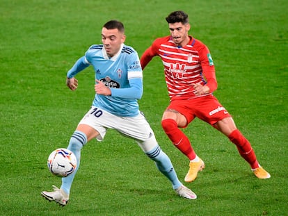 Iago Aspas controla el balón este domingo en Balaídos ante Carlos Neva.