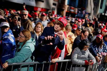 Un seguidor de Donald Trump espera para que inicie el rally del republicano en Madison Square Garden, el 27 de octubre 2024.