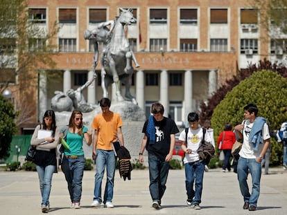 Alumnos en la Ciudad Universitaria de Madrid.