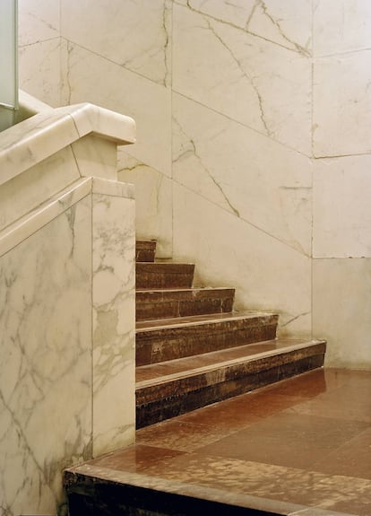 Las escaleras y el suelo de mármol son elementos originales.
