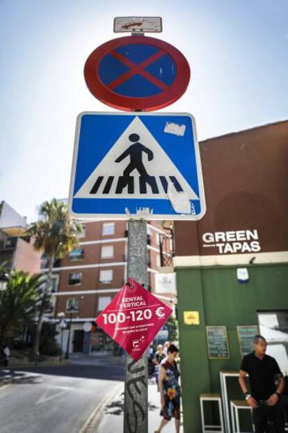 Una de las señales de tráfico de Paterna, marcada con su precio.