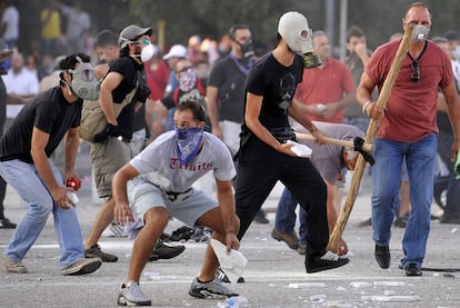 Un grupo de manifestantes se enfrent ayer a la polica en Tesalnica contra los planes de austeridad del Gobierno.