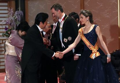 Don Felipe y doña Letizia saludan a los príncipes Naruhito y Masako antes de que diera comienzo la cena de gala ofrecida en honor de los Reyes de España.