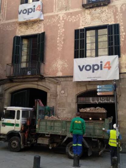 Otro momento de los trabajos de desescombro del Palau Moxó.