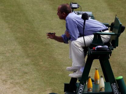 Nadal discute con Pascal durante un partido de Wimbledon en 2010.