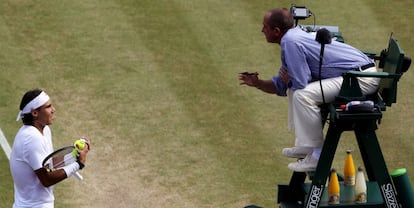 Nadal discute con Pascal durante un partido de Wimbledon en 2010.