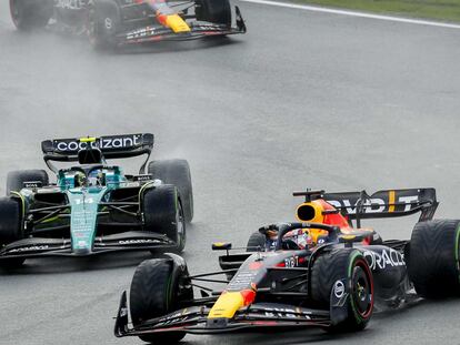 Fernando Alonso y Max Verstappen, en la carrera de Países Bajos del pasado agosto.
