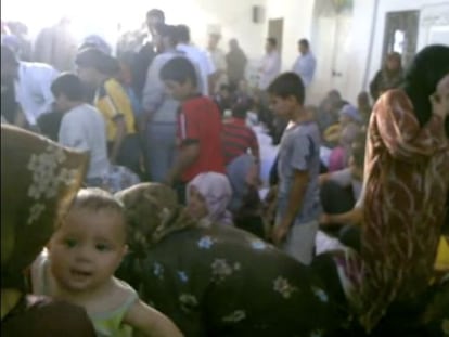 Captura de un v&iacute;deo difundido por la oposici&oacute;n que muestra mujeres y ni&ntilde;os velando a v&iacute;ctimas de la matanza. 
 