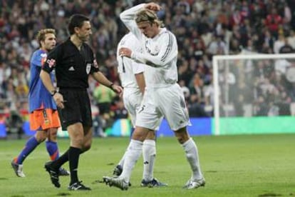Beckham protesta la decisión del árbitro y acabaría siendo expulsado.