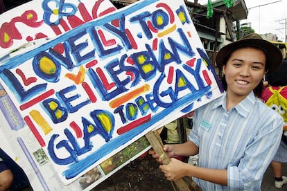 Manila, 2004. Una joven sostiene una colorida pancarta en la que puede leerse: "Encantada de ser lesbiana, orgullosa de ser gay". A pesar de que Filipinas sigue siendo el baluarte asiático del catolicismo, los homosexuales son tolerados en el país aunque muchos siguen siendo víctimas de la homofobia.