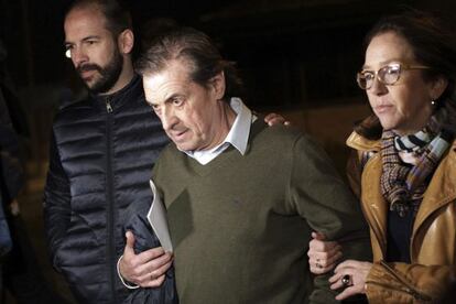 El expresidente del Osasuna Miguel Archanco sale de la carcel acompa&ntilde;ado por sus junto a familiares tras depositar 500.000 euros de fianza.