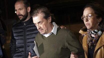 El expresidente del Osasuna Miguel Archanco sale de la carcel acompa&ntilde;ado por sus junto a familiares tras depositar 500.000 euros de fianza.