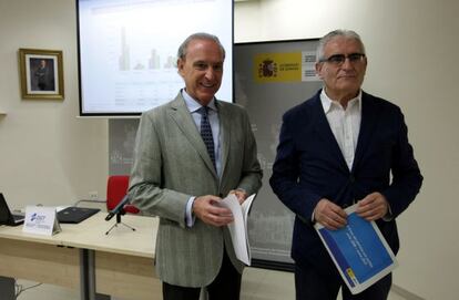 El Jefe de Tráfico de Bizkaia, Adolfo Peñaranda (derecha), en la presentación junto al Subdelegado del Gobierno en Bizkaia, Ignacio Erice, del balance del carné por puntos en Euskadi.