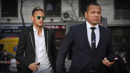 Neymar e seu pai, em audiência na Espanha.