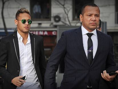 Neymar e seu pai, em audiência na Espanha.
