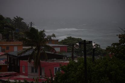 Dos horas después de tocar tierra, el ciclón de categoría 1 tumbó la red eléctrica de la isla, causando un apagón masivo. En la imagen, oscuridad en los hogares y calles de San Juan después del paso de Fiona.
