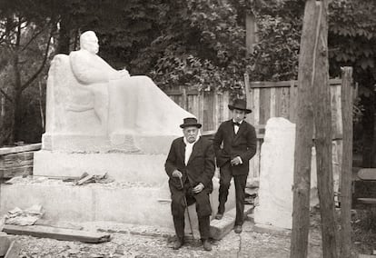 El escultor Victorio Macho (derecha) y Galdós, tras el traslado al parque del Retiro del monumento dedicado al escritor, en 1919.<br><br>Cuando Galdós llegó a Madrid en 1862, como uno de esos provincianos ambiciosos y quiméricos de las novelas de Balzac, la ciudad era todavía una desolación de conventos y cuarteles, de un caserío mezquino, con un horizonte de páramos y de torres y cúpulas de iglesias. Madrid era la capital decrépita de un reino clerical y corrupto, tan aislada en el centro de su meseta como la misma España en la lejanía de su atraso.