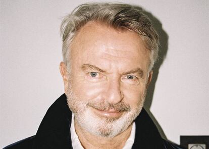 Sam Neill, con mirada socarrona y vestido de Giorgio Armani.