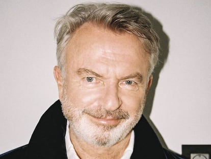 Sam Neill, con mirada socarrona y vestido de Giorgio Armani.