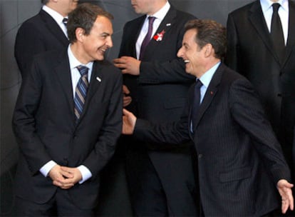 El presidente español, José Luis Rodríguez Zapatero, a la izquierda, y su homólogo francés, Nicolas Sarkozy, a la derecha, se saludan en una imagen de archivo durante la cumbre del G-20.