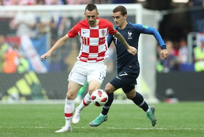 El croata Marcelo Brozovic junto al francés Antoine Griezmann, durante el partido.