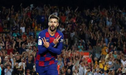 Gerard Piqué celebra un gol contra el Valencia en una imagen de archivo. Albert Gea Reuters