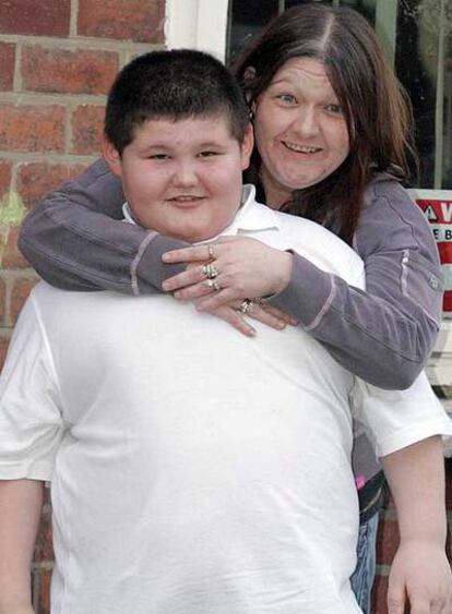 Connor McCreaddie, con su madre.