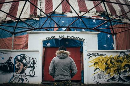 Uno de los jóvenes que aún vive en la zona pasea por las ruinas del circo.