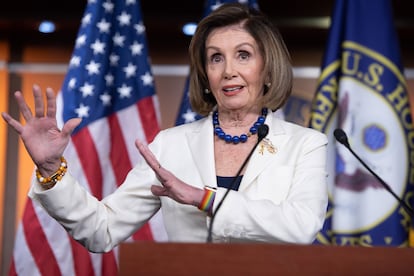 Nancy Pelosi con su impoluto traje blanco.