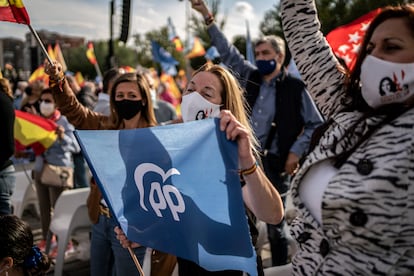 Simpatizantes de Ayuso en el acto de cierre de campaña, este domingo. 
