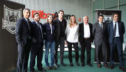El nuevo Consejo del Bilbao Basket, con el nuevo presidente Xabier Jon Davalillo, cuarto por la izquierda.