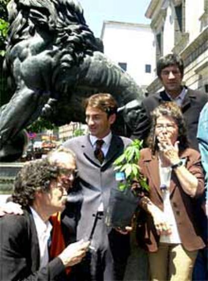 Partidarios de la normalización del uso del cannabis, ayer, ante el Congreso.