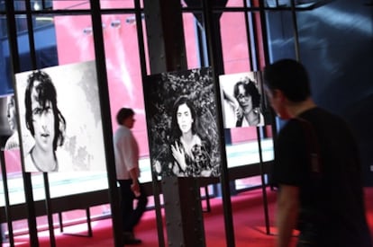 Vista del montaje con fotografías de la época de los integrantes de la Nova Cançó.