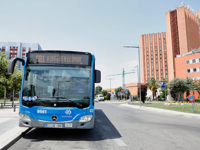Un autobús de la Empresa Municipal de Transportes de Madrid .