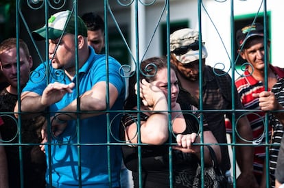 Migrantes cubanos aguardan la entrega de salvoconductos en la antigua estación migratoria de Tapachula, Chiapas.