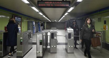 Viajeros de la lína 5 del Metro de Madrid