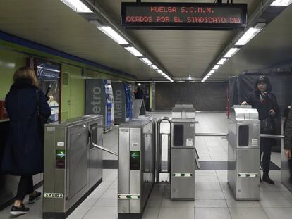 Viajeros de la lína 5 del Metro de Madrid