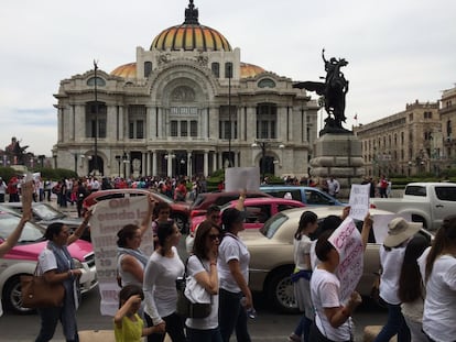 A su paso, los familiares de los niños abusados pedían el apoyo de la sociedad para su causa. Algunos conductores sonaban sus bocinas en señal de aprobación.