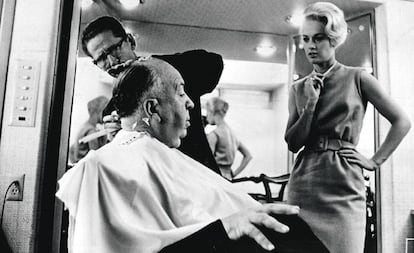 Tippi Hedren, junto a Alfred Hitchcock, en un descanso del rodaje de 'Los pájaros', en el año 1962.