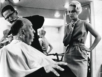 Tippi Hedren, junto a Alfred Hitchcock, en un descanso del rodaje de 'Los pájaros', en el año 1962.